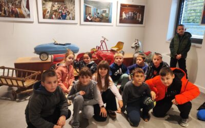 MUZEJ ŽIVOTA I IGRE: UČENICI 3. I 4. RAZREDA U POSJETI HIŽI VINOVE LOZE I IZLOŽBI IGRAČAKA