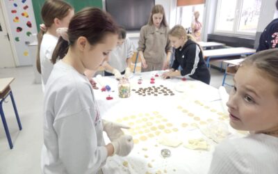 Božićna radionica pečenja kolačića ispunila školu mirisima i veseljem